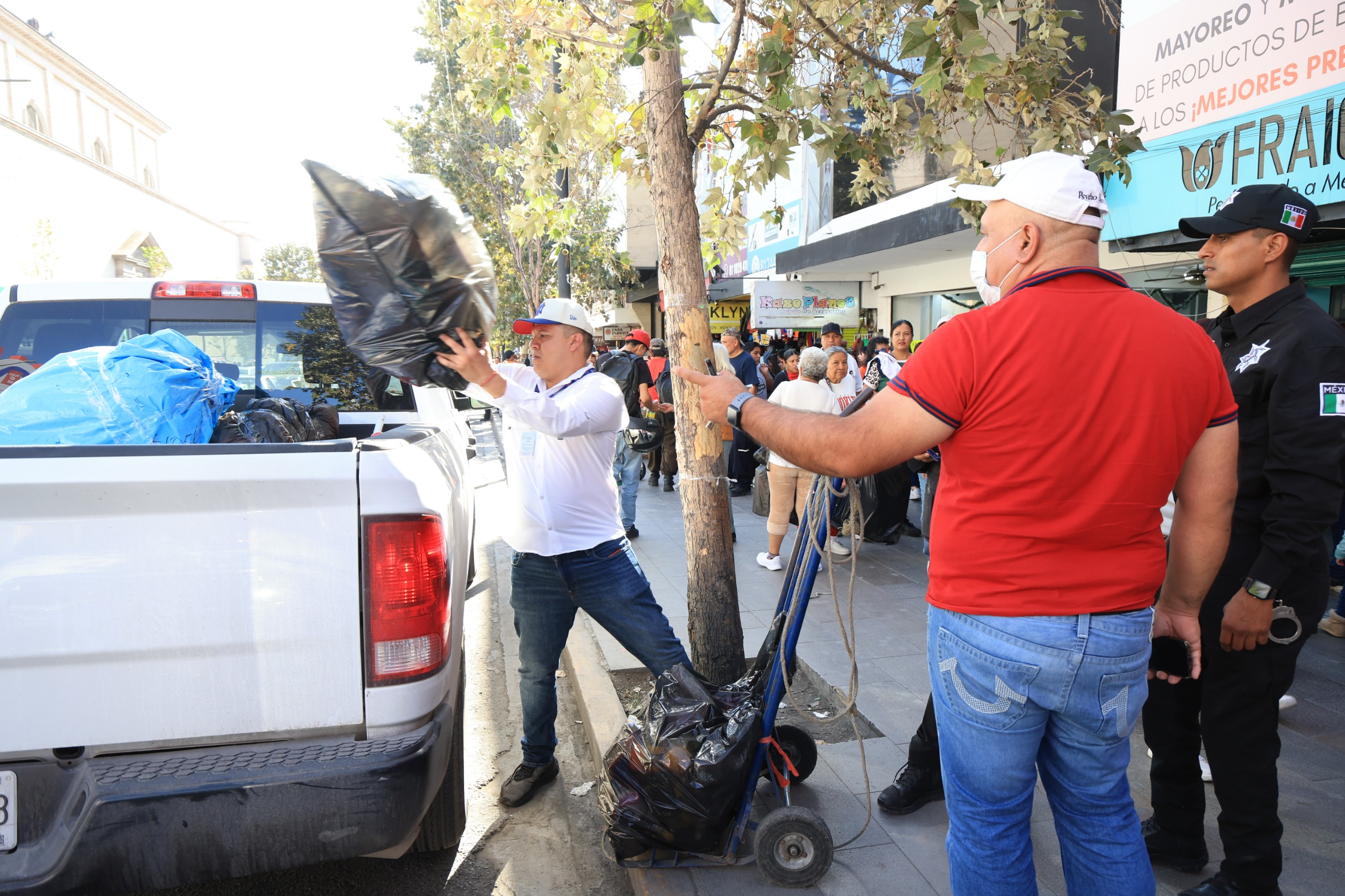 Decomisa Monterrey 61 puestos ambulantes ilegales en el primer cuadro