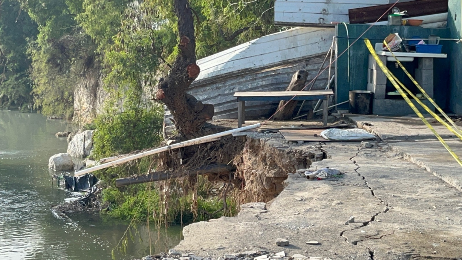 Desalojan dos viviendas por deslave de talud en márgenes del Río Pesquería