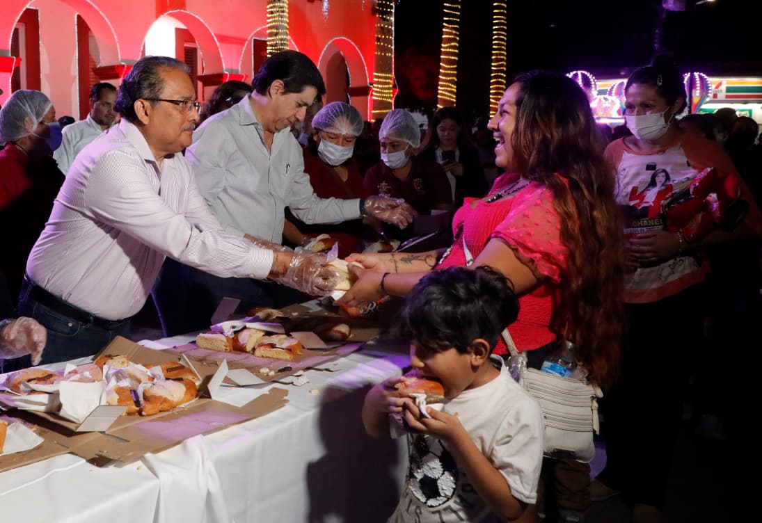 Llegan los Reyes Magos a Escobedo disfrutan familias de mega rosca