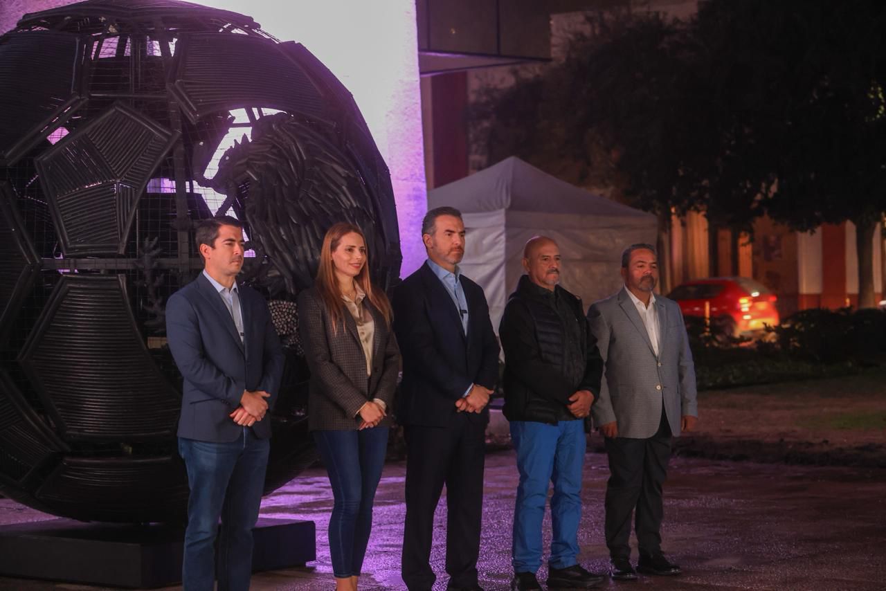 Devela Adrián de la Garza escultura mundialista realizada con cable en desuso